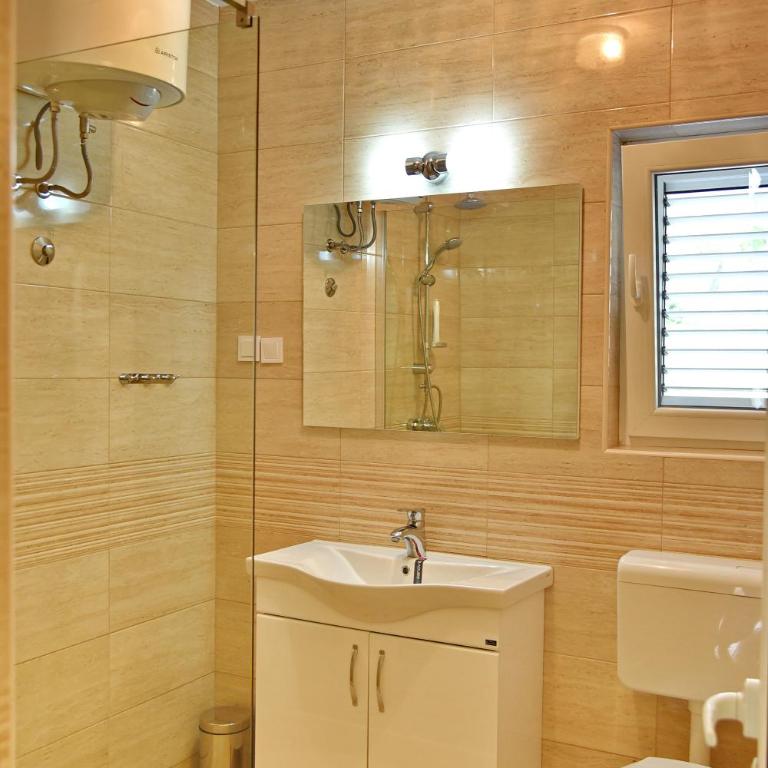 Apartments & Rooms Jelka - Double Room with Balcony - 4