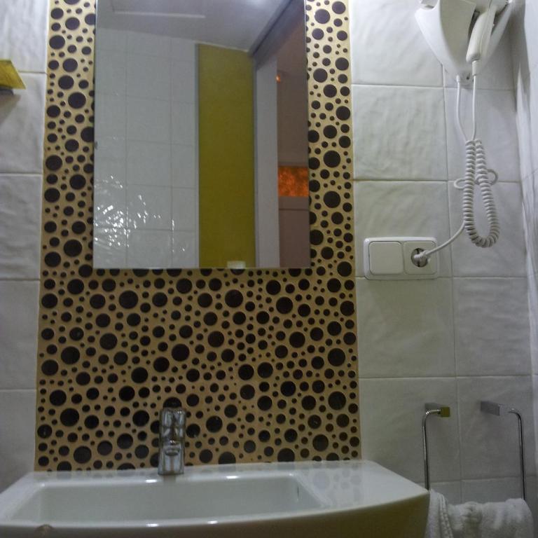 Hotel y Apartamentos Doña Lola - Habitación Individual Pequeña - 4