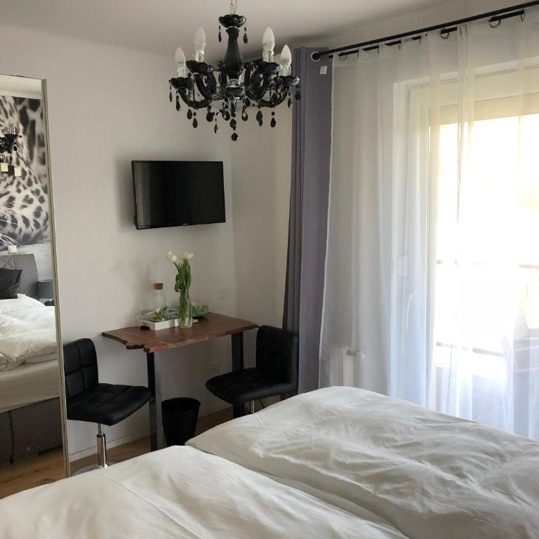 Enjoyit Rooms - Zimmer mit Queensize-Bett und Balkon - 3