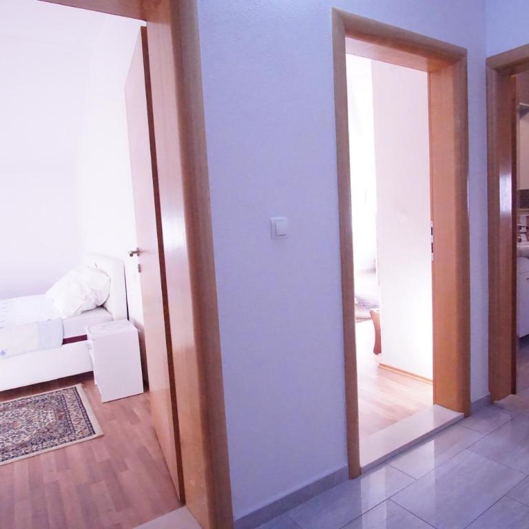Apartments Aldi - Apartment with Balcony - 17
