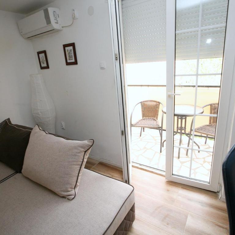 Bugi - Apartment with Balcony - 12