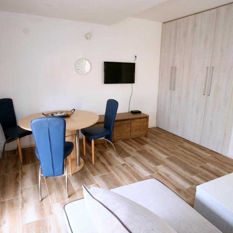 Bugi - Apartment with Balcony - 10