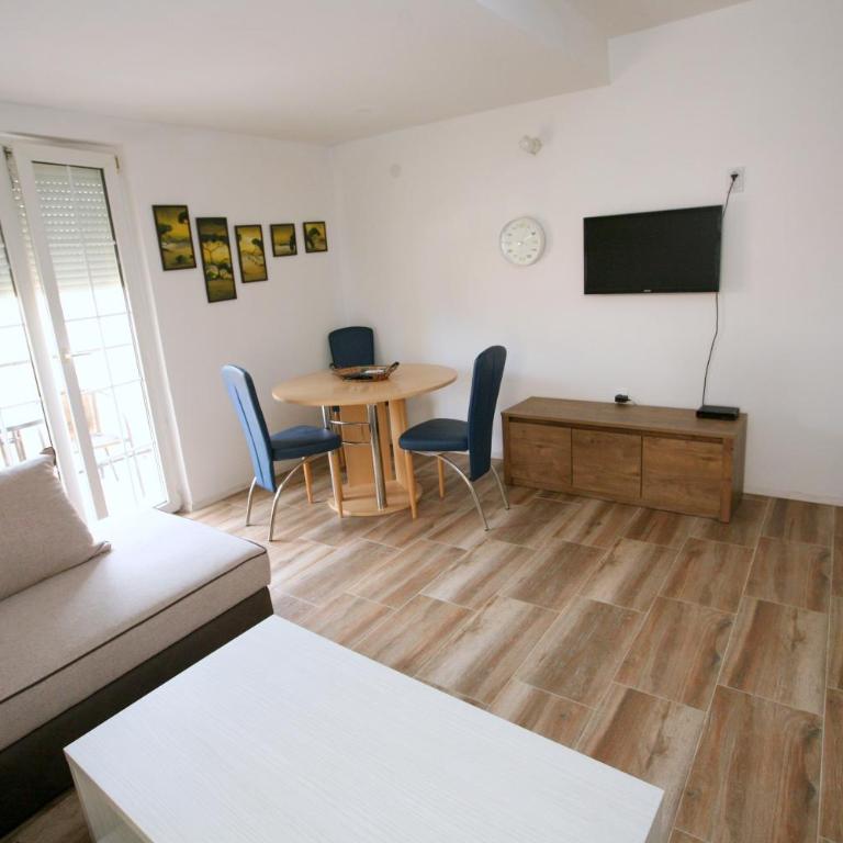 Bugi - Apartment with Balcony - 11