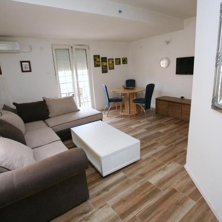 Bugi - Apartment with Balcony - 5