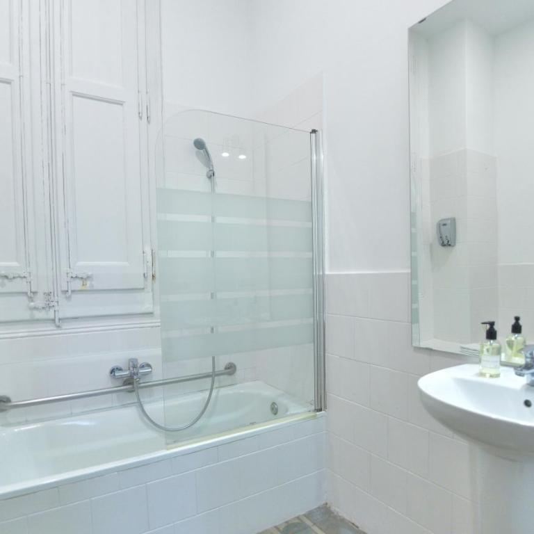 Mihlton Barcelona Boutique B&B - Superior Triple Room with Balcony - 2