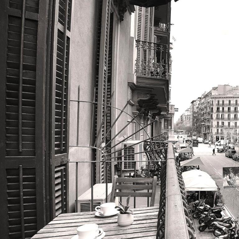 Mihlton Barcelona Boutique B&B - Superior Triple Room with Balcony - 7