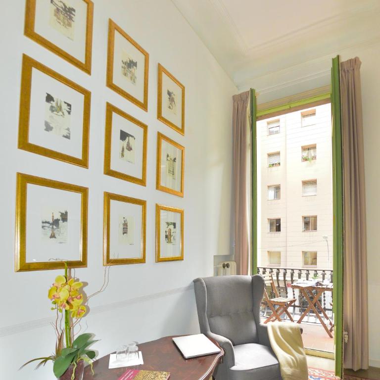 Mihlton Barcelona Boutique B&B - Superior Triple Room with Balcony - 4