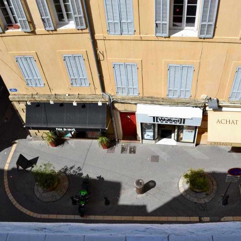 Lumineux Aix Plein Centre avec Parking privé Gratuit - Apartment - 25