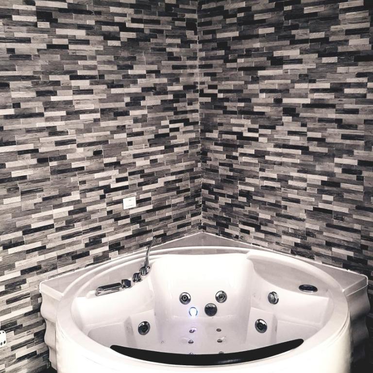 Diamond Suite Verona - King Suite with Spa Bath - 30
