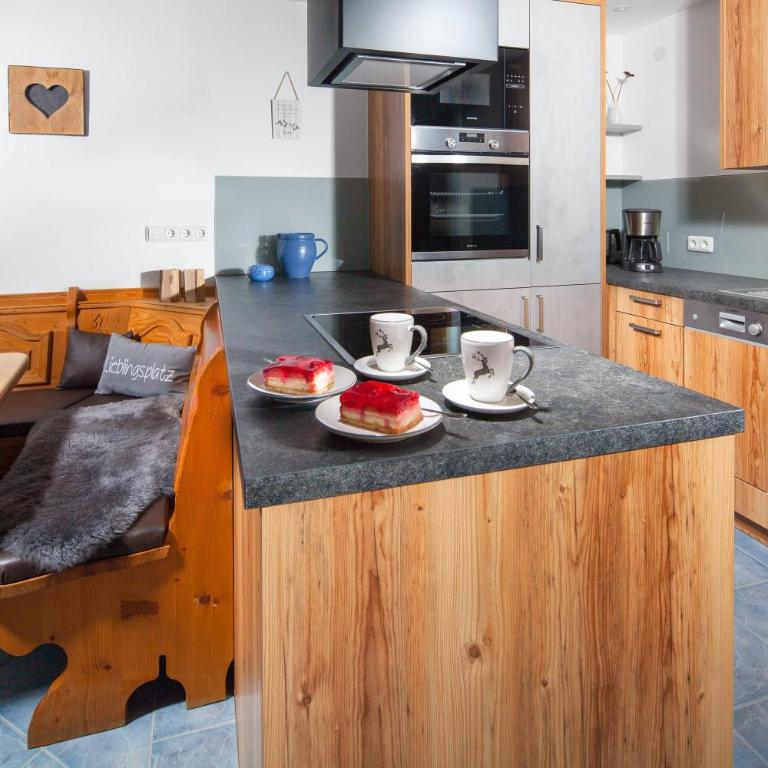 Gästehaus und Ferienwohnungen Egglerlehen - Apartment with Balcony - 3