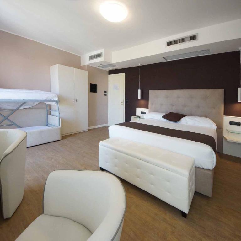 Hotel Clarin 14 by Dori - Camera Quadrupla Superior - 8