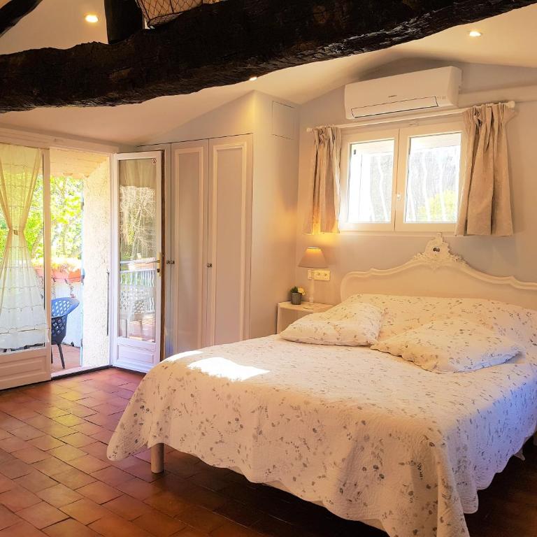 B&B with charm, quiet, kitchen, sw pool. - Chambre Triple avec Baignoire - 5