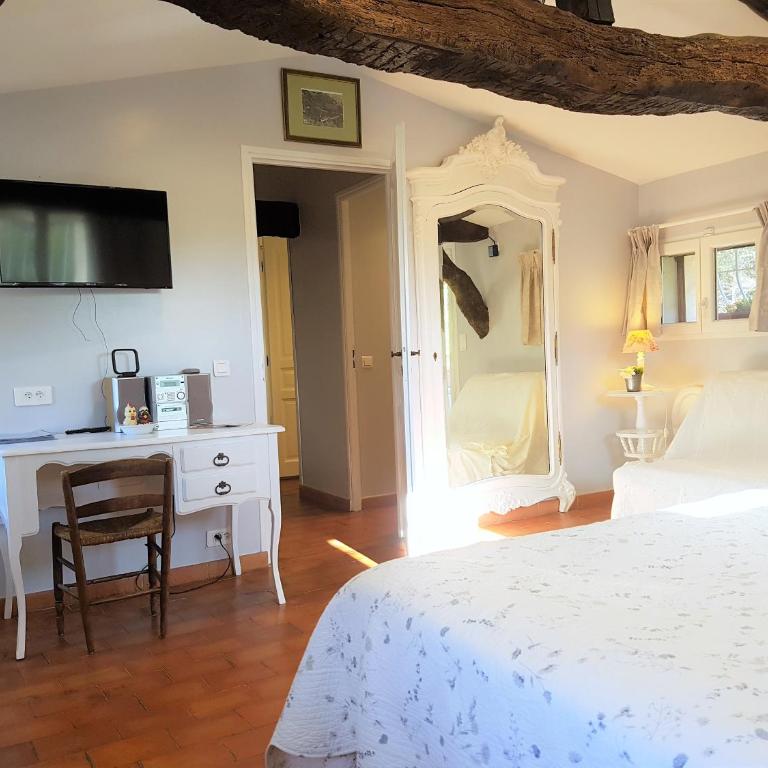 B&B with charm, quiet, kitchen, sw pool. - Chambre Triple avec Baignoire - 4