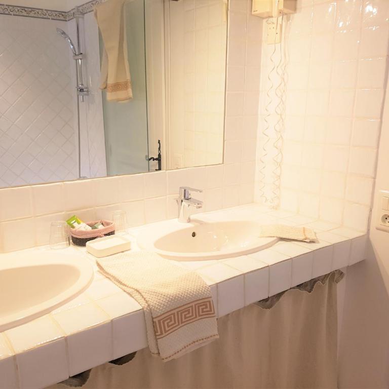 B&B with charm, quiet, kitchen, sw pool. - Chambre Triple avec Baignoire - 3