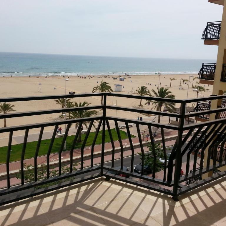 Magnificos Apartamentos Ondina en la Primera Linea de la Playa de Gandia - Apartamento - 6