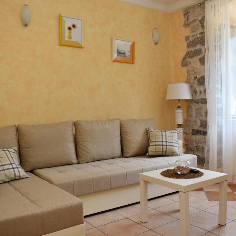 Lanterna Apartments - One-Bedroom Apartment - 13