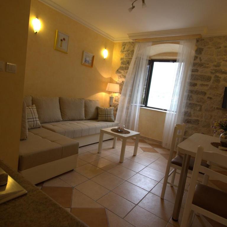 Lanterna Apartments - One-Bedroom Apartment - 10