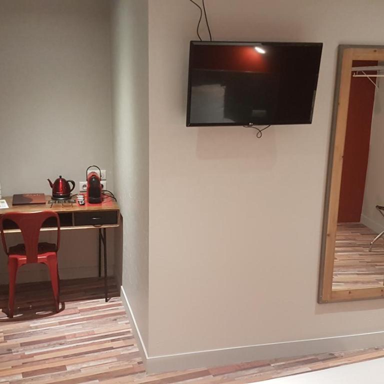 Logis Hotel Yseria - Historical Center - Chambre Triple avec Terrasse - 5