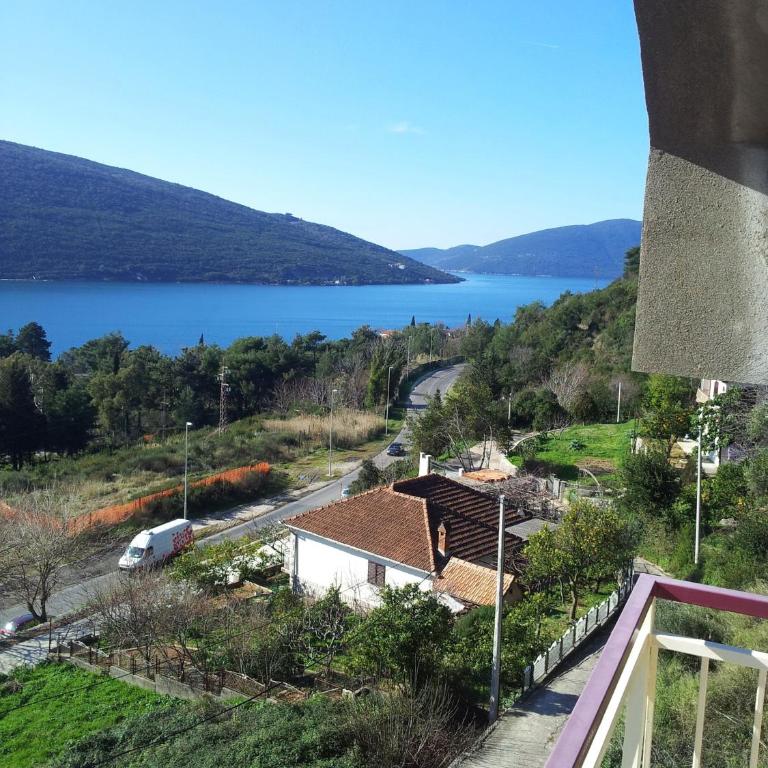 Vavic Apartments - One-Bedroom Apartment with Balcony and Sea View - 2