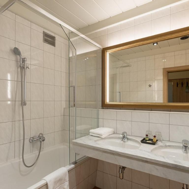 Upside Down Town Hotel Neue Post - Superior Apartment - 1