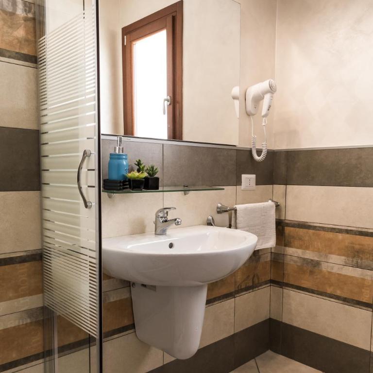 La Piazzetta Guest House - Camera Singola con Bagno Privato - 2