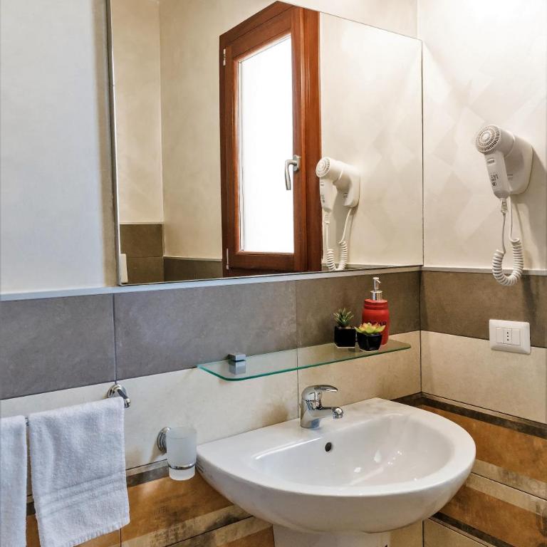 La Piazzetta Guest House - Camera Matrimoniale/Doppia con Letti Singoli con Bagno Privato - 2