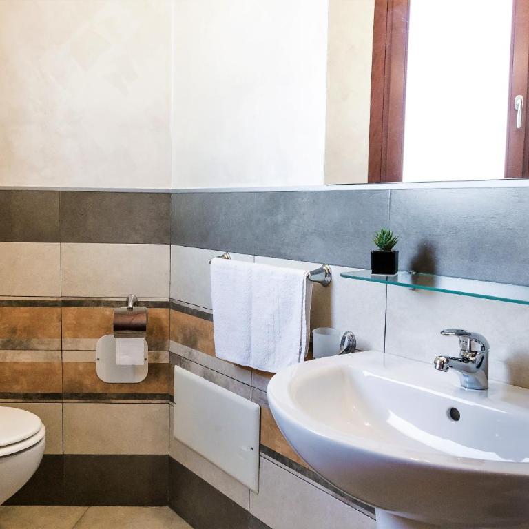 La Piazzetta Guest House - Camera Matrimoniale/Doppia con Letti Singoli con Bagno Privato - 2