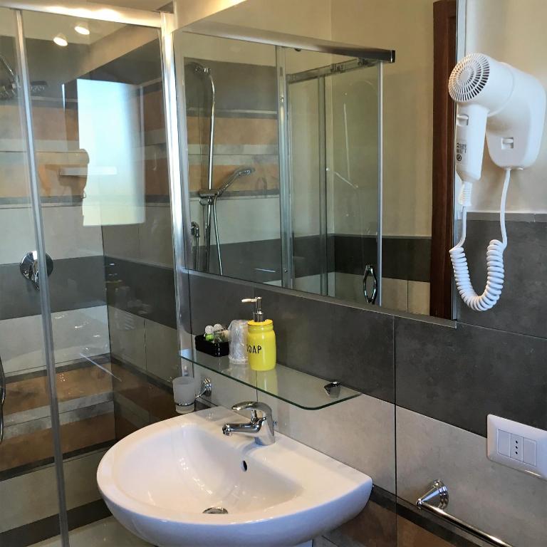 La Piazzetta Guest House - Camera Matrimoniale/Doppia con Letti Singoli con Bagno Privato - 1