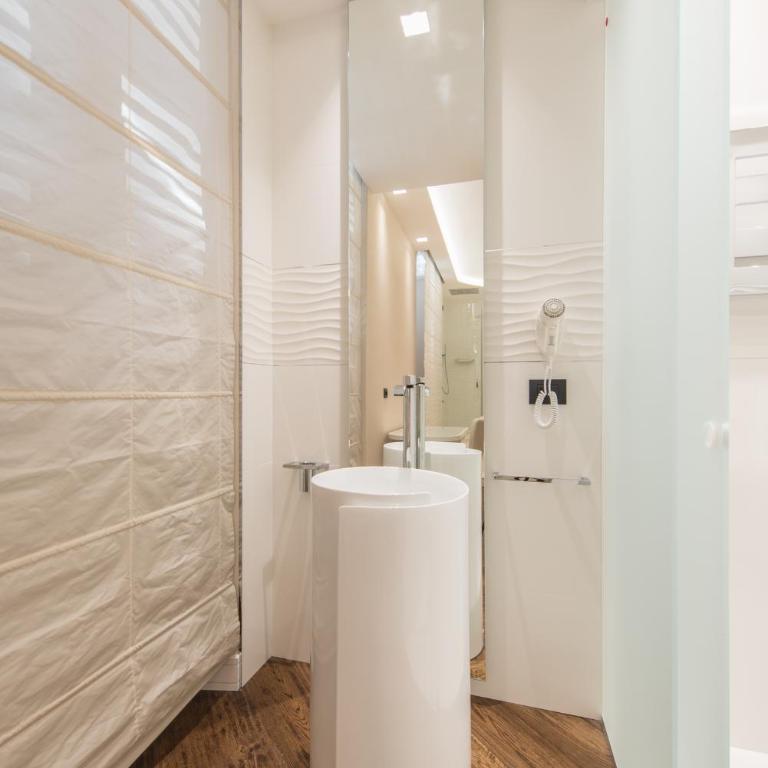 LUX Suites in Roma - Camera Deluxe Matrimoniale con Vasca Idromassaggio - 12