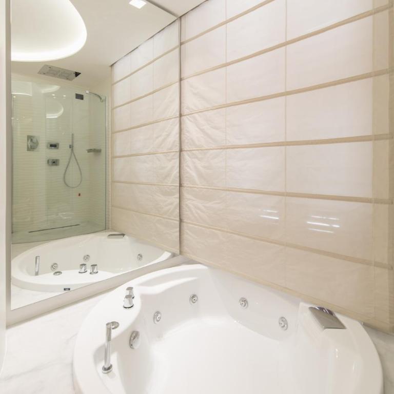 LUX Suites in Roma - Camera Deluxe Matrimoniale con Vasca Idromassaggio - 9