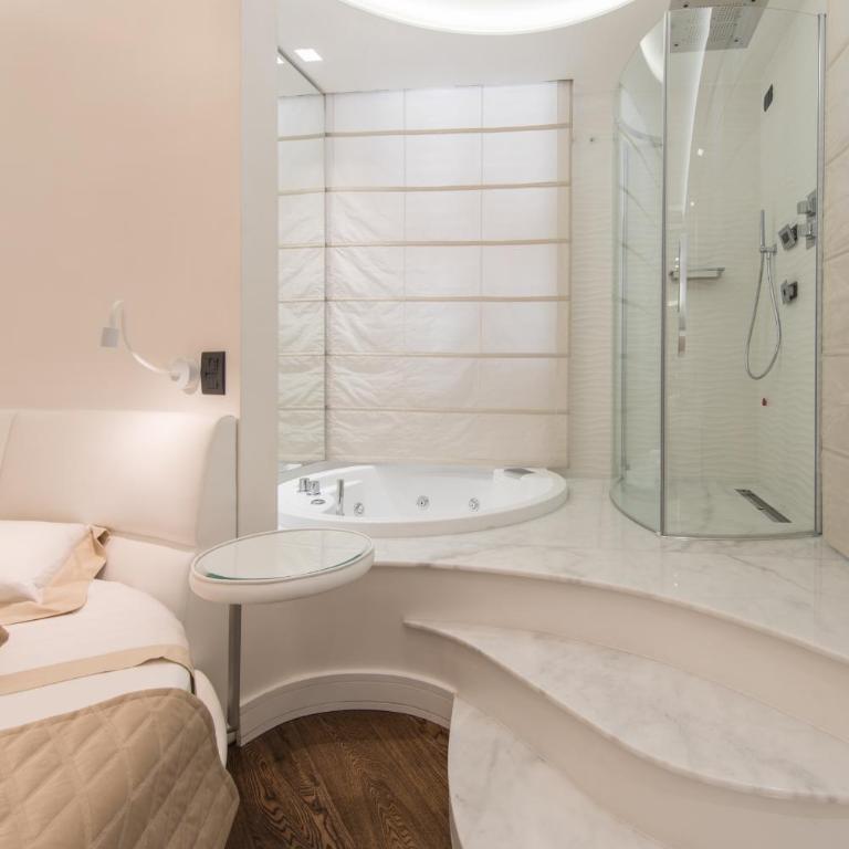LUX Suites in Roma - Camera Deluxe Matrimoniale con Vasca Idromassaggio - 3
