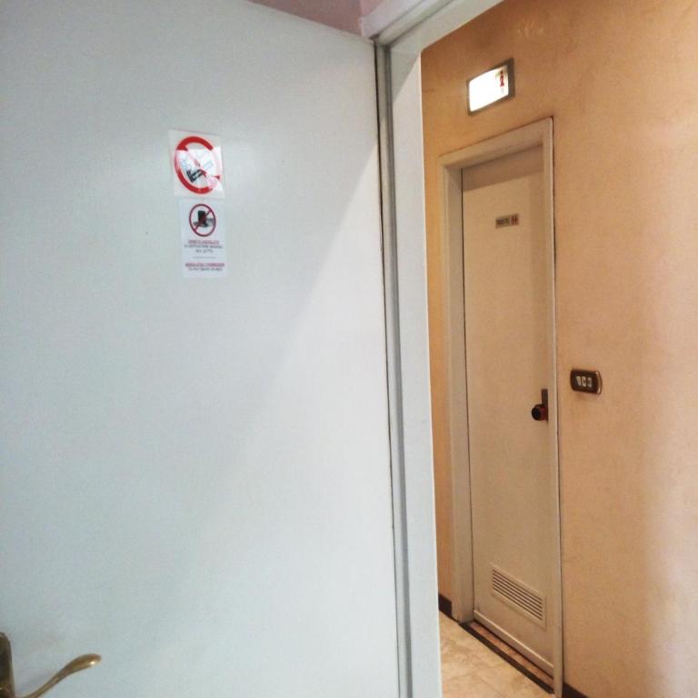 Hotel Lorena - Single Room with Shared Bathroom - 2