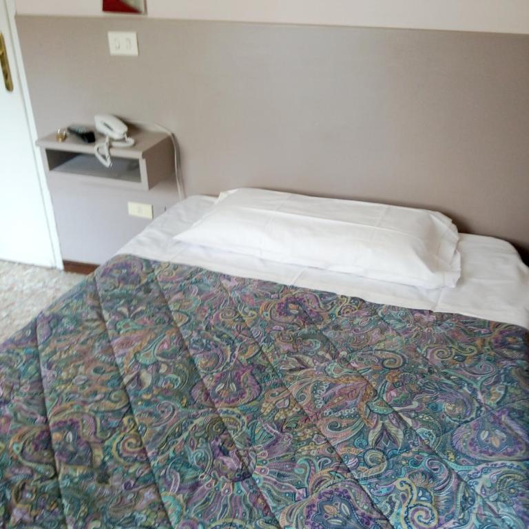 Hotel Lorena - Single Room with Shared Bathroom - 3