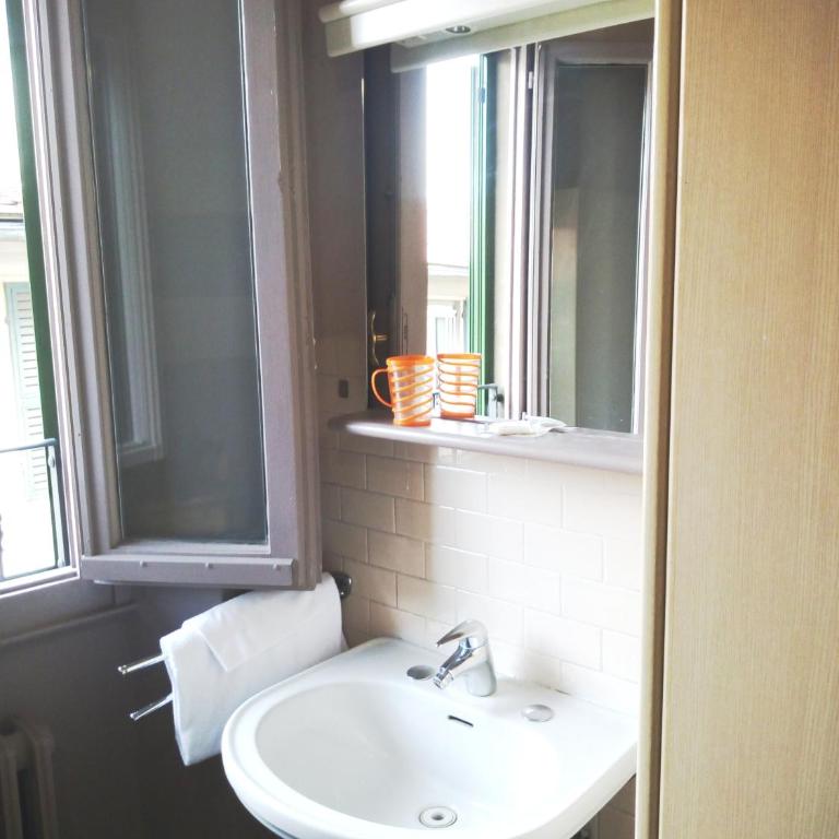 Hotel Lorena - Single Room with Shared Bathroom - 7