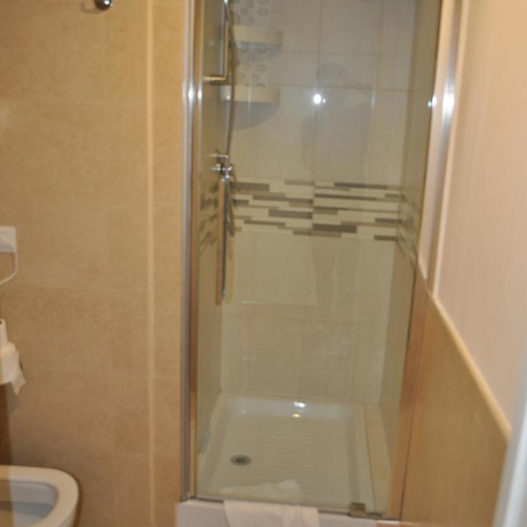 Karina Suite - Camera Matrimoniale con Bagno Privato - 3
