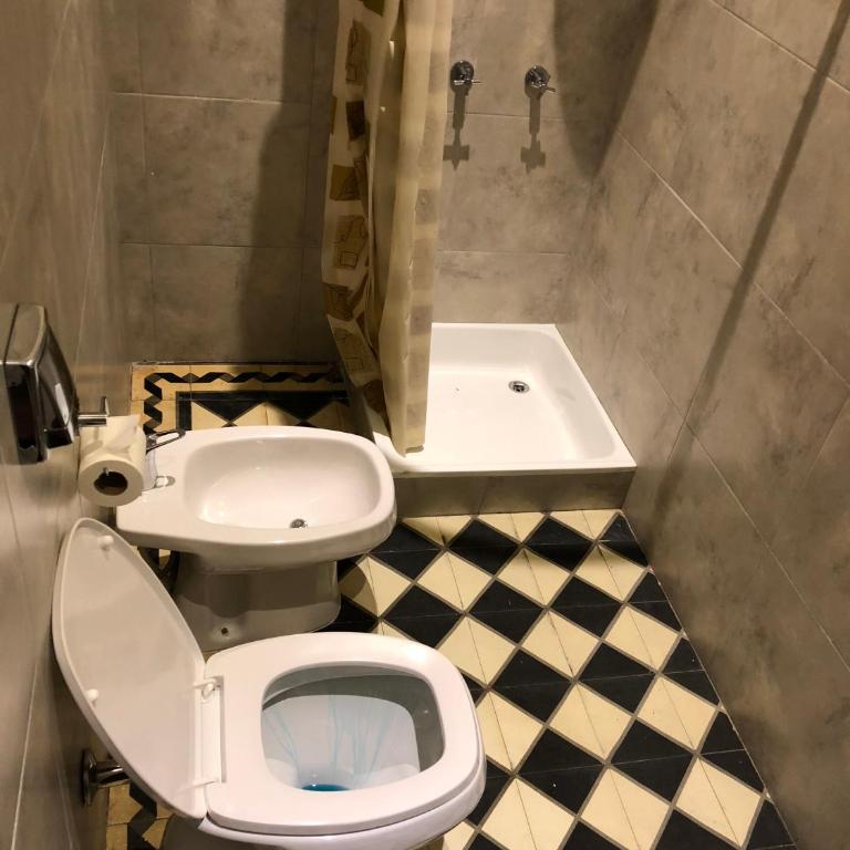 Hospedaje Esmeralda - Habitación Cuádruple con baño - 7