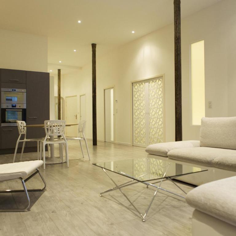 Ausone Beautiful loft apartment in historical center + terrace and parking - 4 Stars Apartment with Parking - 2
