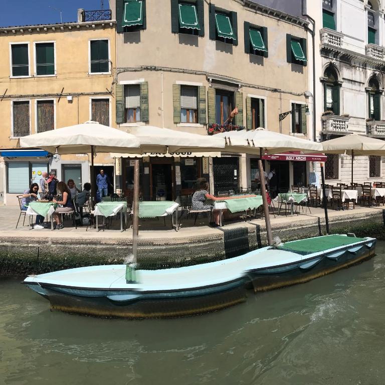 Princess Guest House Canal View - Camera Tripla con Vista Canale e Bagno in Comune - 6
