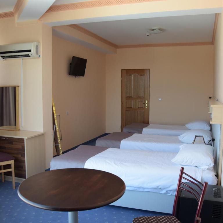 Hotel & Restaurant Great Wall - Airport - Komfor Trokrevetna Soba - 4