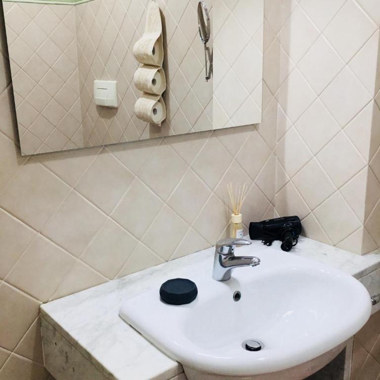 Affittacamere Easy Cagliari - Camera Matrimoniale con Bagno Privato Esterno - 7