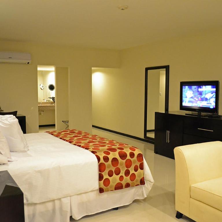 Sun Hotel - Habitación con cama extragrande y vistas a la piscina - 7