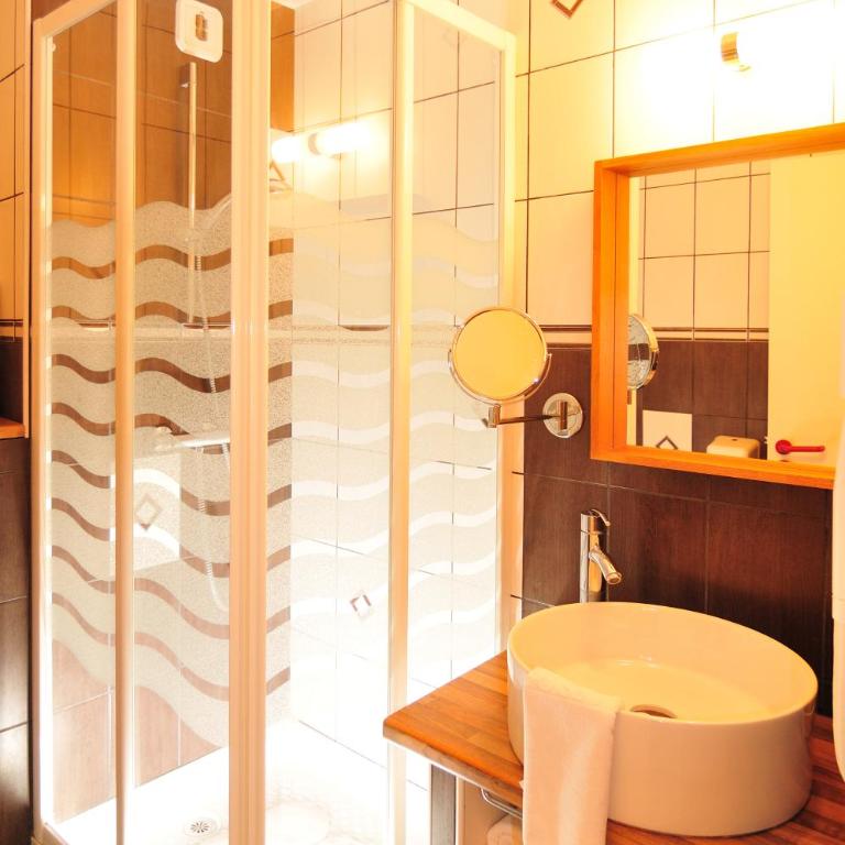 Logis Hôtel Les Grenadines - Chambre Familiale (2 Adultes et 2 Enfants) - 4
