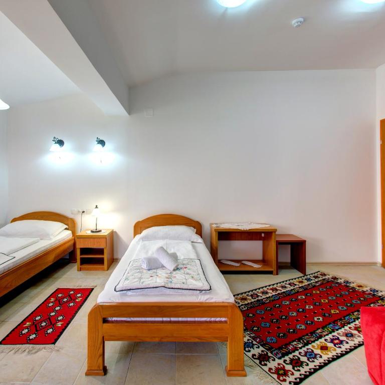 Hotel Almira - Četvorokrevetna Soba sa Balkonom - 3