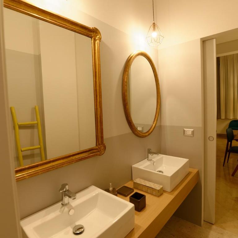 B&B Questa casa non e'un albergo - Family Room with Private Bathroom - 4