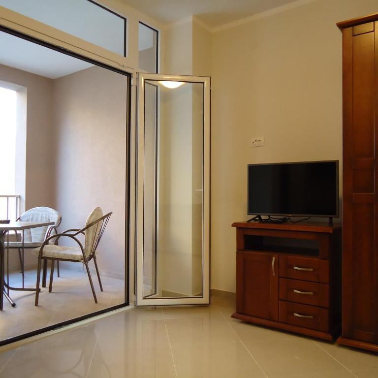 Apartmani Krivokapic - Apartment with Balcony - 3