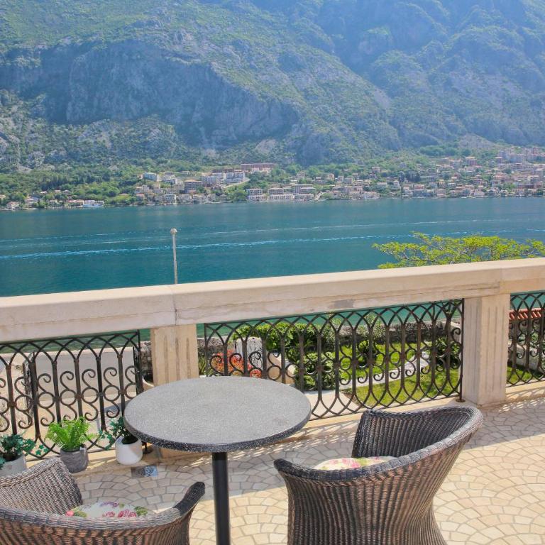 Palazzo Banicevic Luxury Rooms - Deluxe Double Room with Balcony and Sea View - 2
