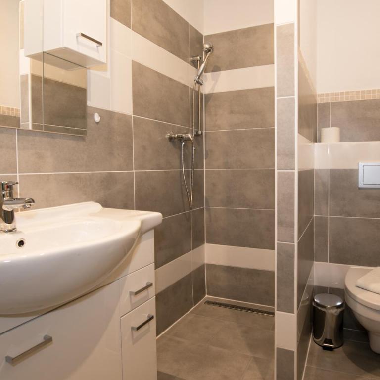 Mentenwirt Pension&Appartements - Familienzimmer - 9