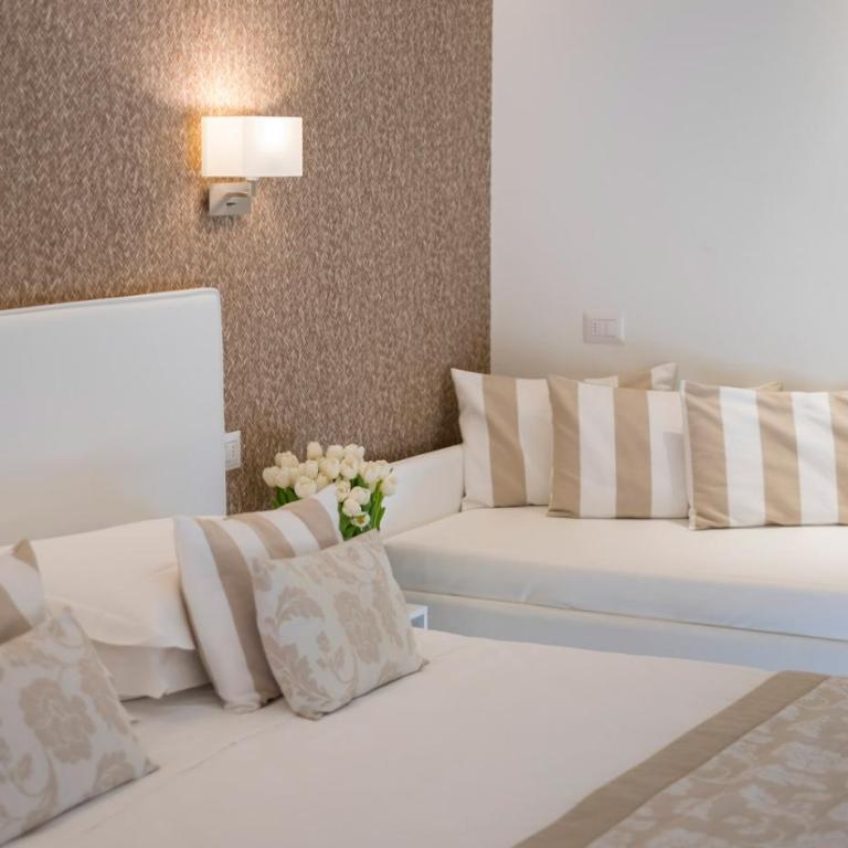 Hotel Mon Cheri - Deluxe Room with Lateral Sea View - 2