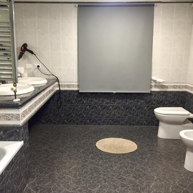 Mola Rooms - Family Room with Private External Bathroom - 4