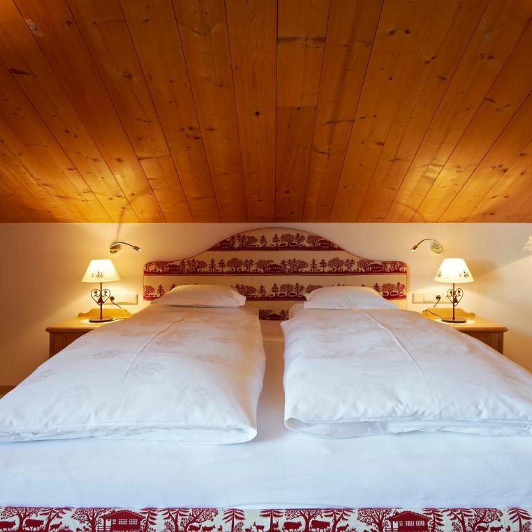 Alpenland - das feine Kleine, zentral und ruhig mit modernem Wellnessbereich - Junior Suite mit Balkon - 2